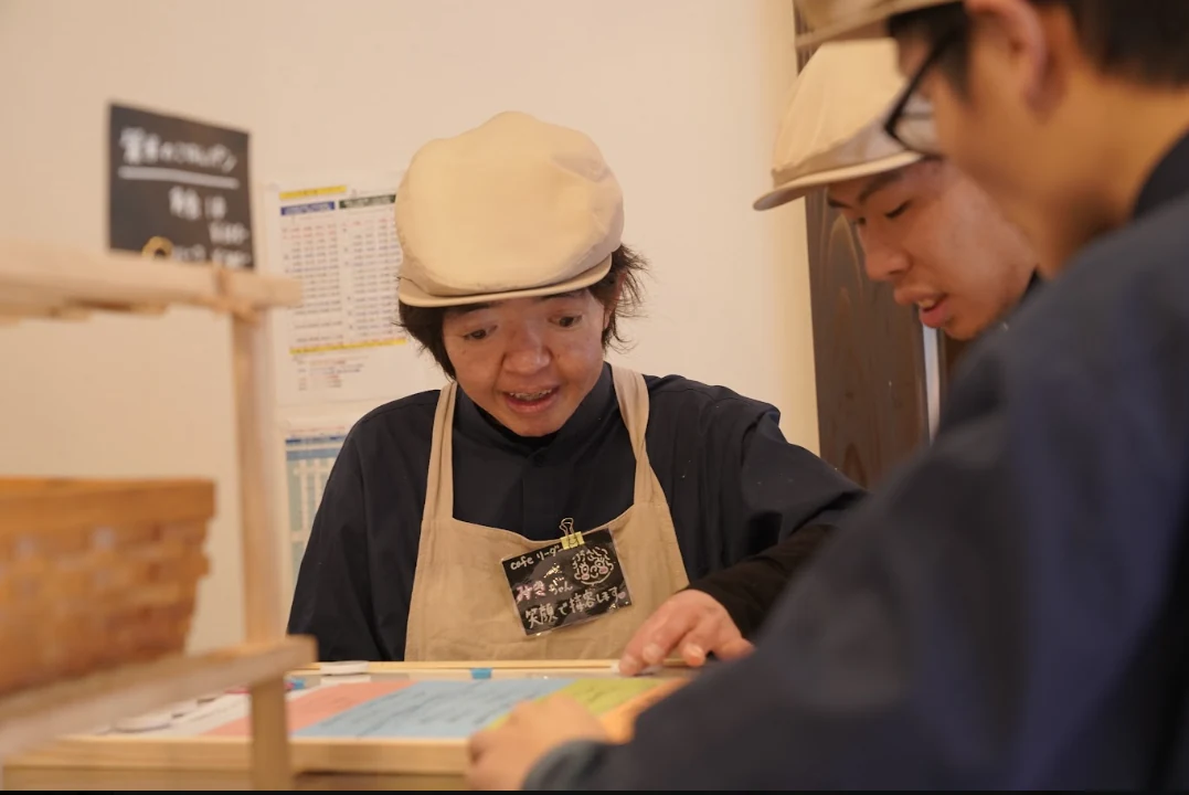 カフェで働くメンバー