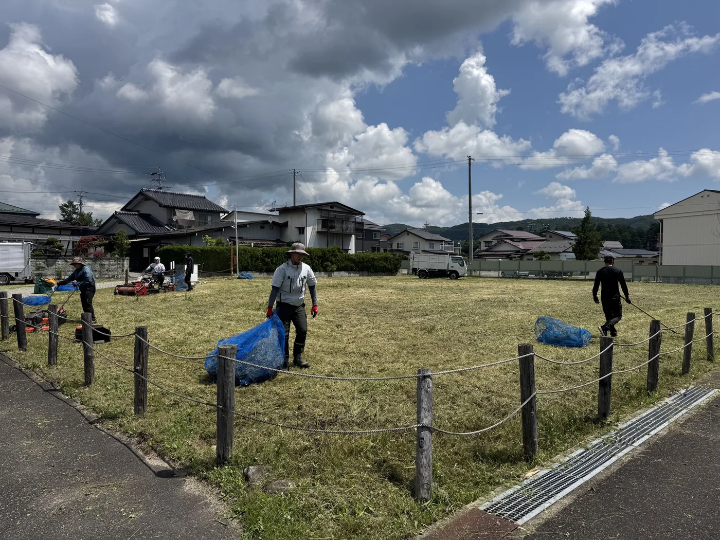 公園での草刈り作業