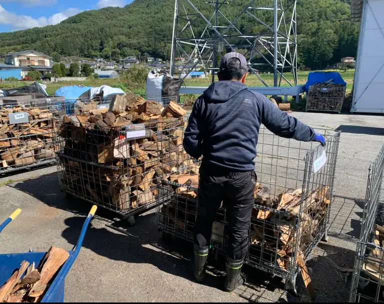 薪カゴへの積み込み作業