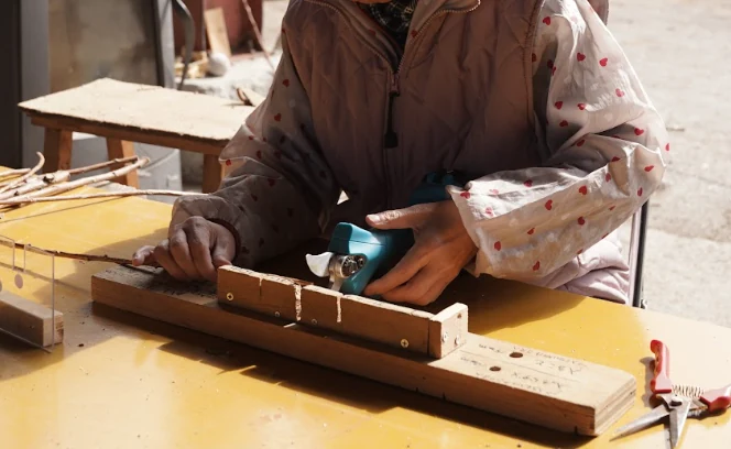 道具を使った木工作業